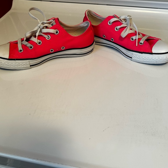 Converse Chuck Taylors low top, size 6 women’s. BRIGHT PINK color - Picture 3 of 7